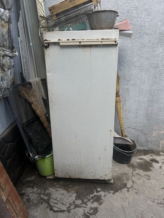 Холодильник старый .