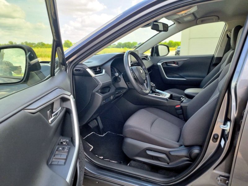 Toyota RAV4 Tracțiune 4X2 FATA / Hibrid / An:2021 / Camera / ACC+