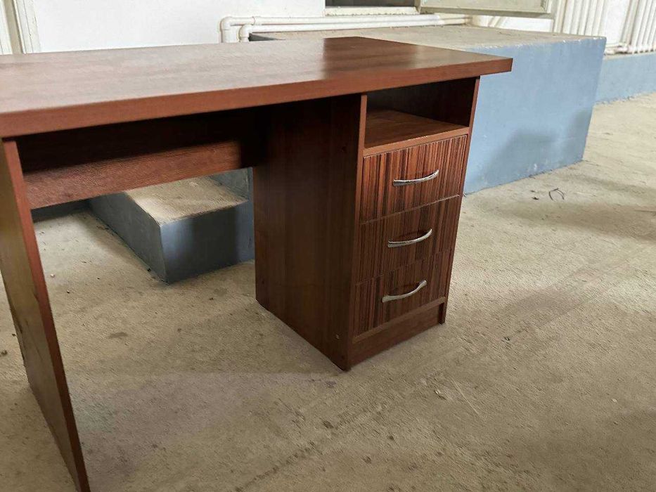 Письменный стол с тумбочкой