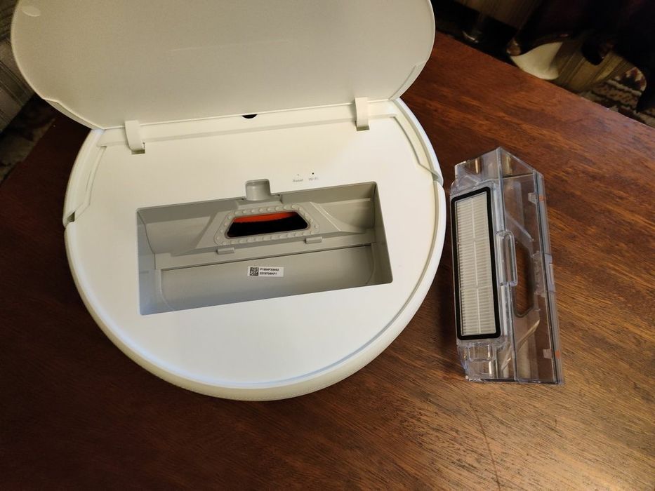 Продаётся робот пылесос Xiaomi Mi Robot Vacuum Mop