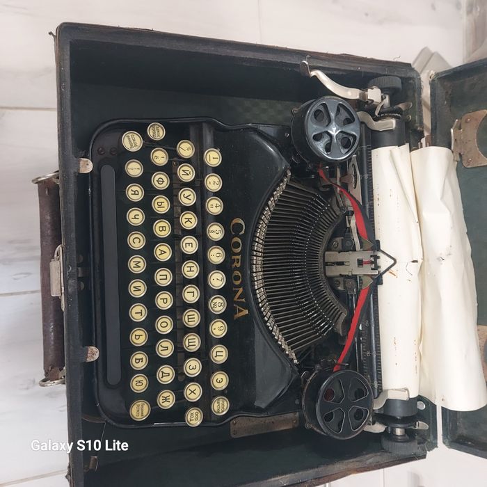 Vând  mașină  de scris Corona