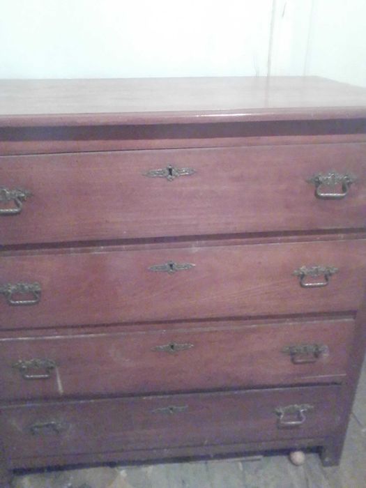 Продавам античен скрин със чекмеджета на ниска цена