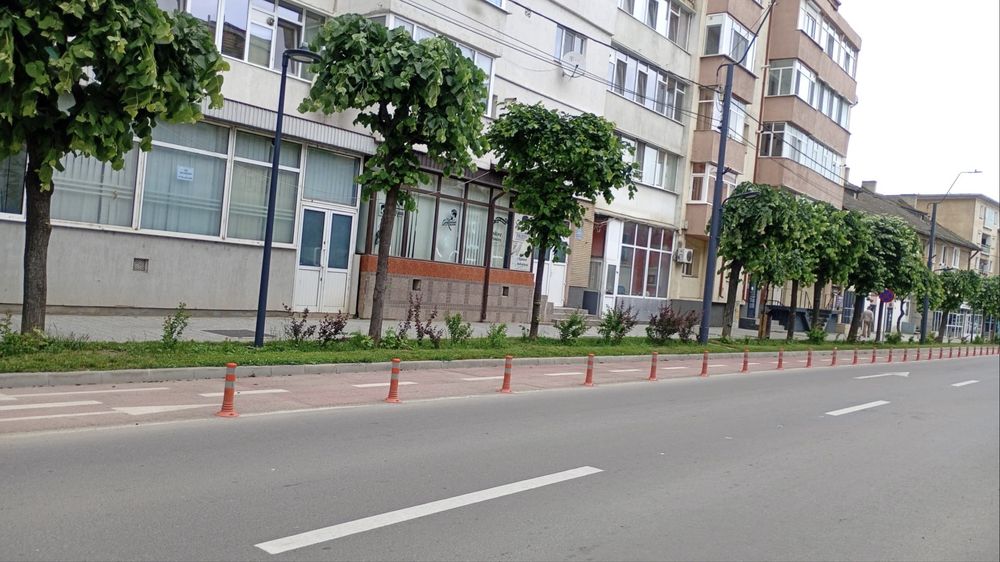 Apartament de închiriat- spațios, stradal,poziție excelentă