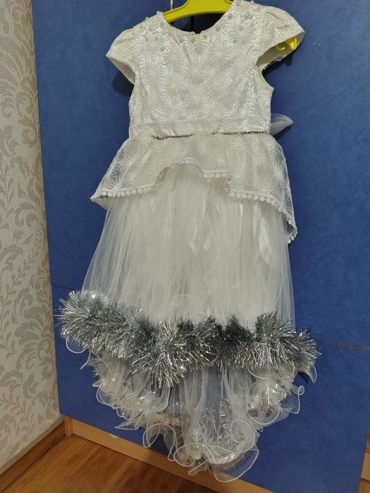 Продам 2 новогодних платья на девочку 6-7 лет