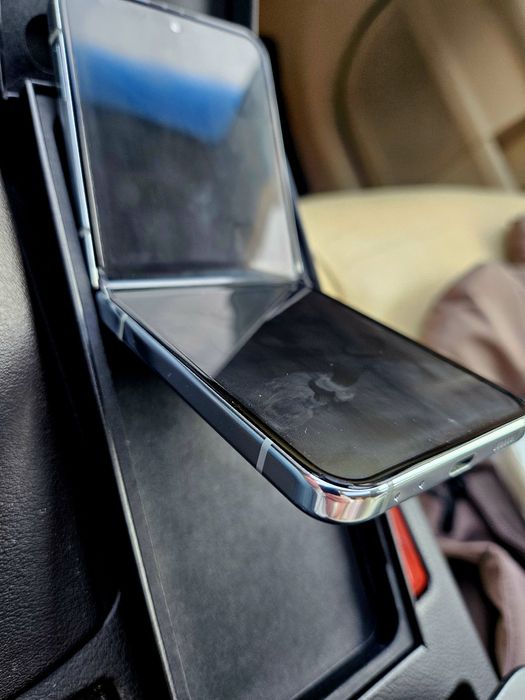 Samsung Galaxy Z Flip5, cu 8GB RAM și 512GB spațiu memorie