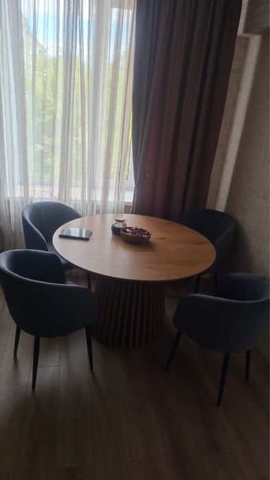 Круглый обеденный стол