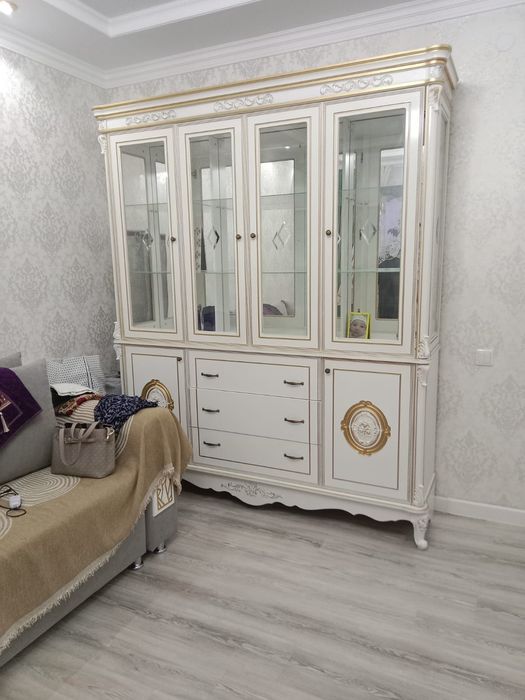 Продам сервант . в отличном состоянии