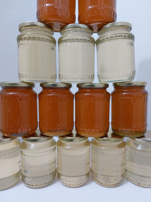 Miere 100% naturala.
Miere de salcâm 35 lei kg 
Miere de tei 30 le