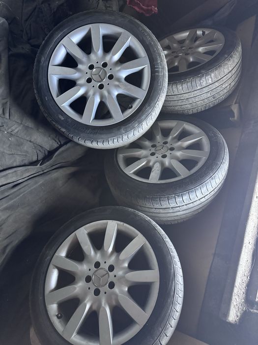 Продам резину на мерс на 18д