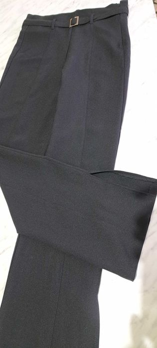 Прав панталон с цепка отстрани
Висока талия и подвижен колан