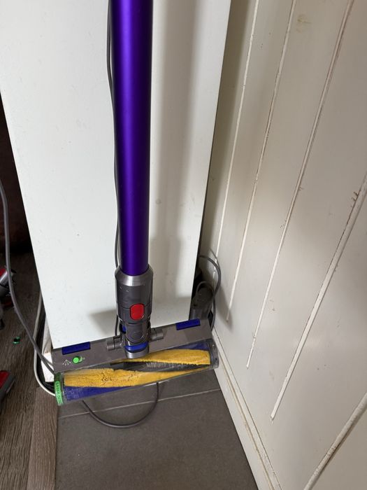 Vand Dyson v8 stare f buna cu perie fluffy led