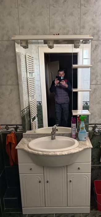 Mobilier baie cu chiuveta si glinda cu becuri!