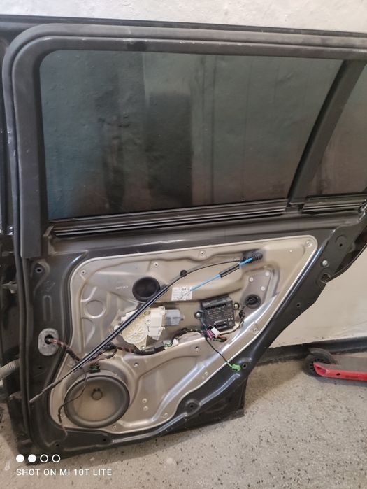 Продава се врата за    Mercedes W212  комби 2010г
