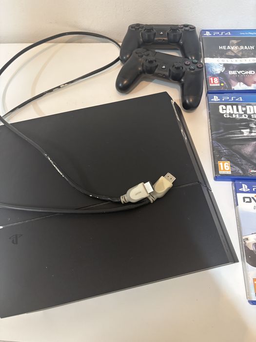 Vand Play station 4 doua console plus jocuri