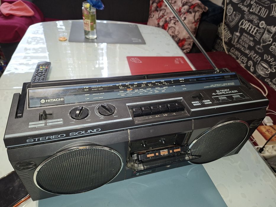 Radiocasetofon  Hitachi 720E, radio 4 benzi (Antena Satelor), Japonia