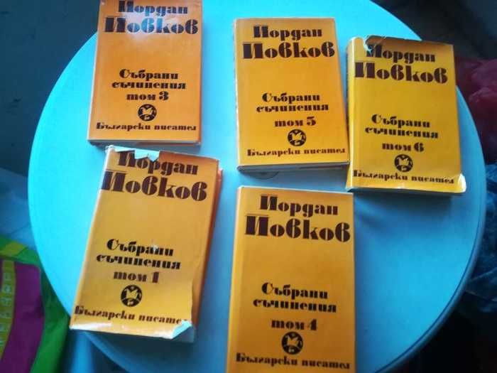 Книги, речници и разговорници