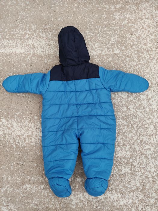 Overall cu glugă Carter's, pentru vârsta de 6-9 luni.