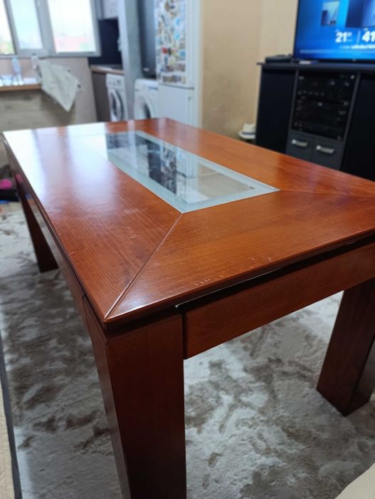 Продавам холна маса