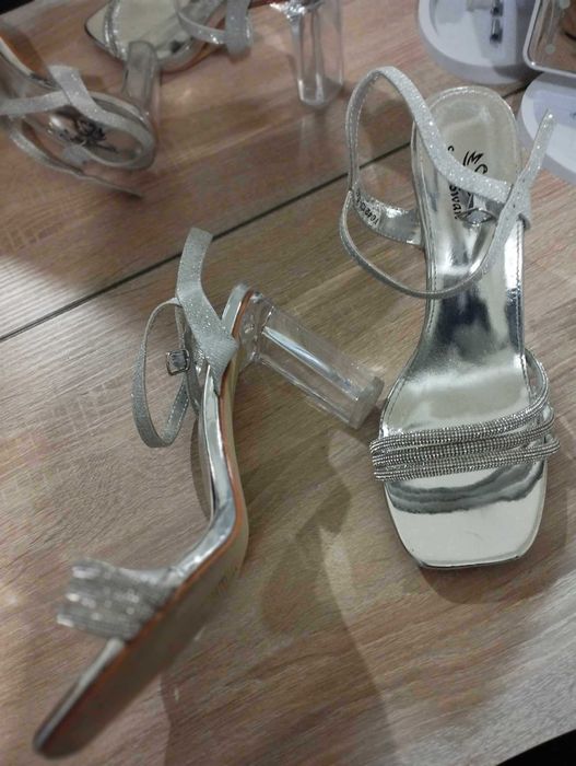 Сребристи сандали обувани веднъж за повод. Размер 40