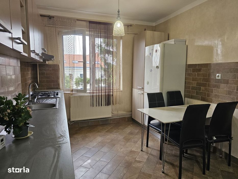 De închiriat apartament cu 2 camere, decomandat – Centrul orașului