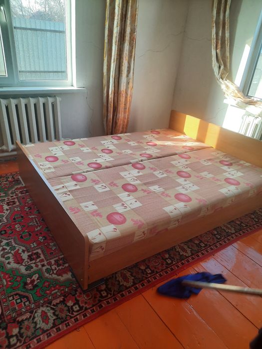Продаётся спальный гарнитур.
