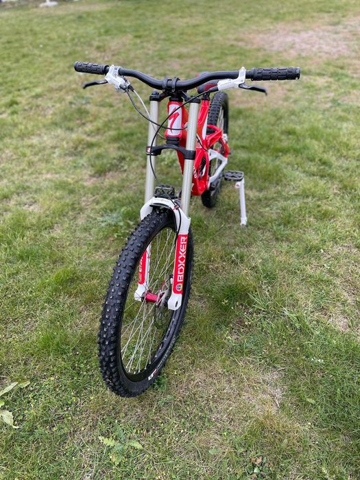 Vând bicicletă specialized demo 8
