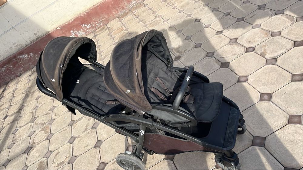Коляска для погодок близнецов двойняшек