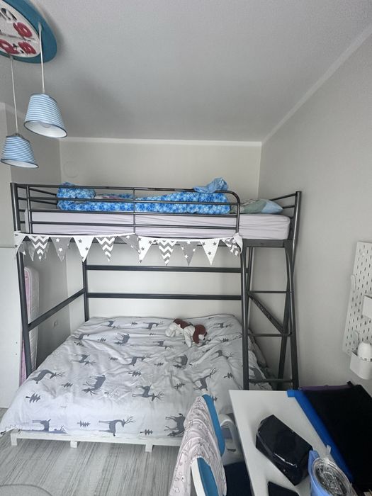 Двуетажно легло с бюро