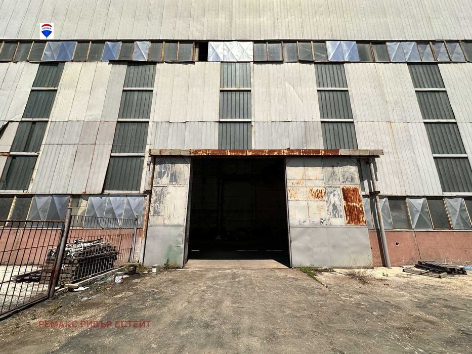 Дава се под наем Промишлена сграда в Русе, Промишлена зона - Изток - 1300 кв.м за 2395 € - Снимка #1