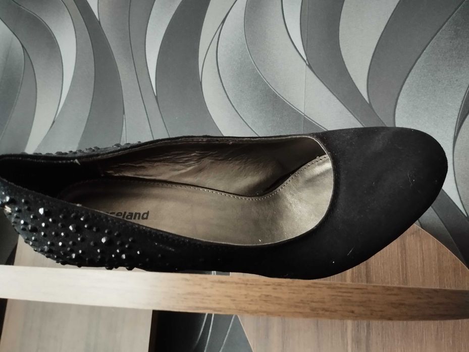 Продавам 2 чифта обувки