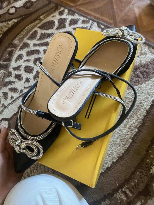 Туфли со стразами бантика 38размер