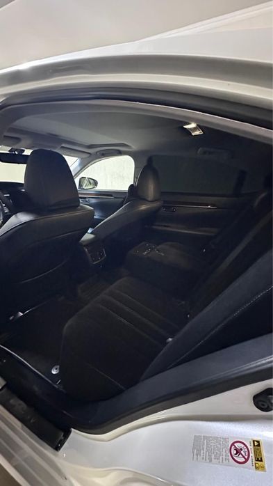 Почти Новый лексус ес 350