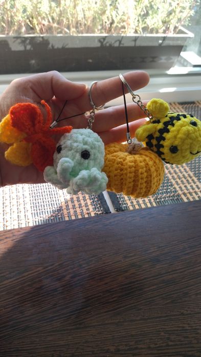 De vânzare brelocuri croșetate manual