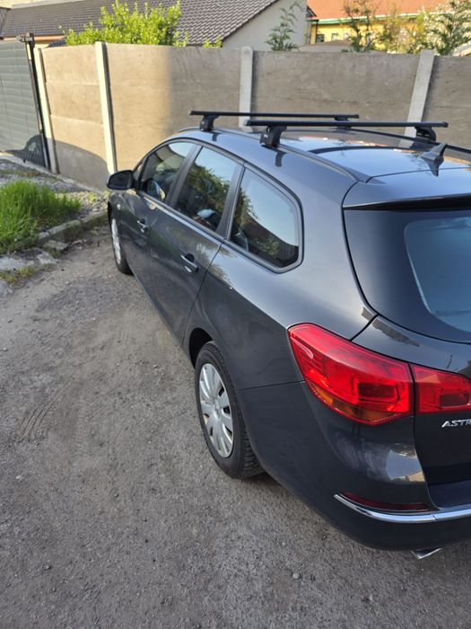 Vând Opel Astra Sport Tourer