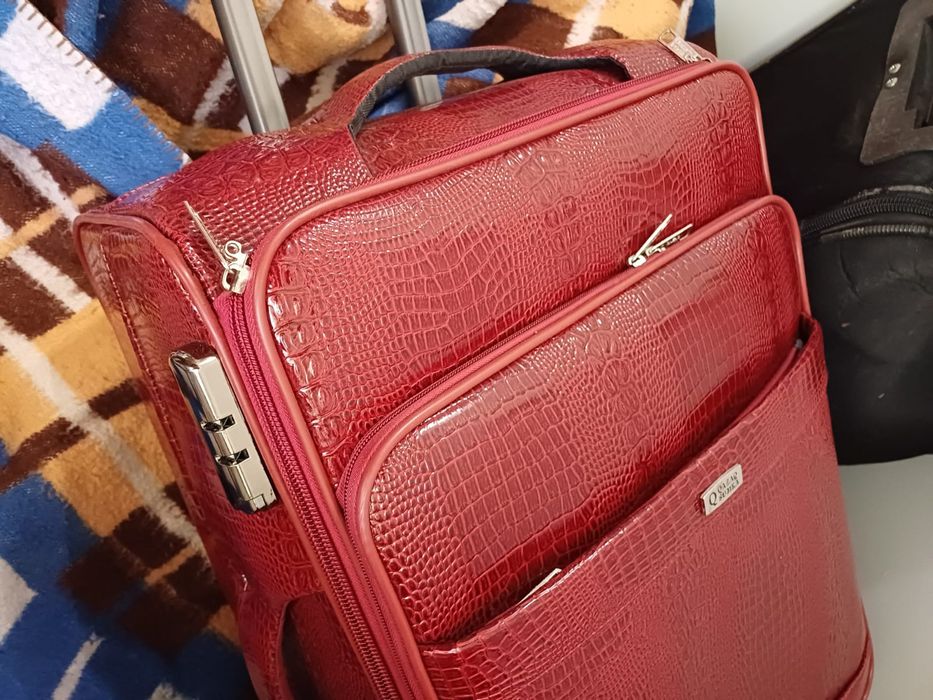 Новый чемодан и насос