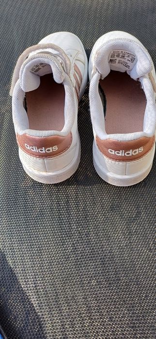 Adidașii fata în stare perfecta