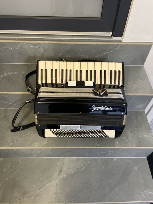 Acordeon 120 bași Frontalini , stare bună, etanș