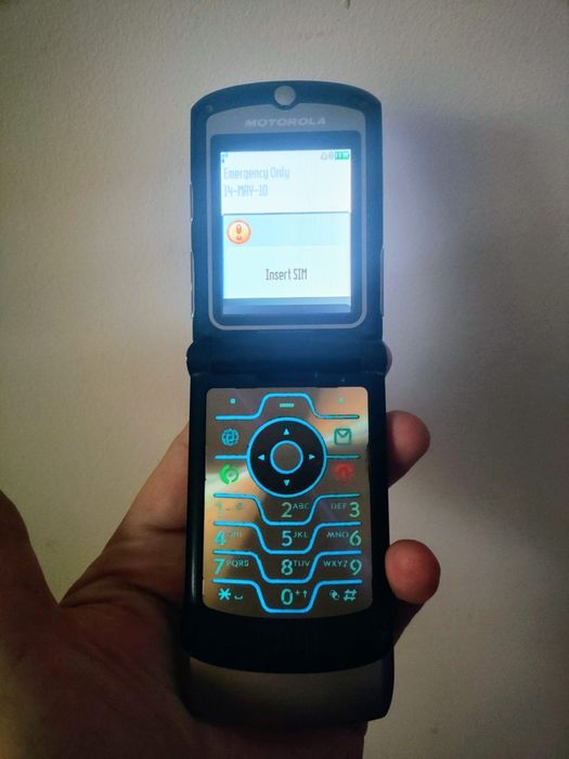 Motorola RAZR V3i + charger ( unlocked)