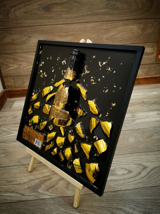 Ръчно изработени картини, заляти с епоксидна смола.