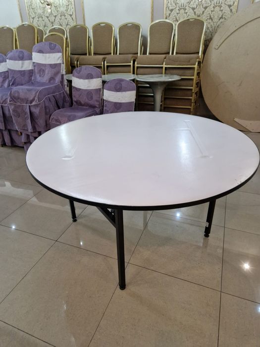 Много столов , стульев