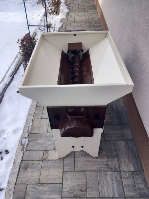 Zdrobitor cu desciorchinator electric