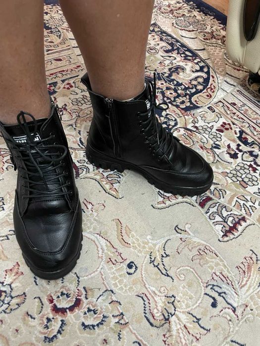 Продам молодежные женские ботинки