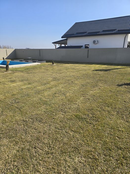 Ofer servicii de curățare și întreținere terenuri,curții.