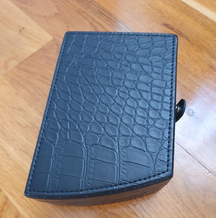 Cutie de bijuterii neagra aspect piele de crocodil interior bej
