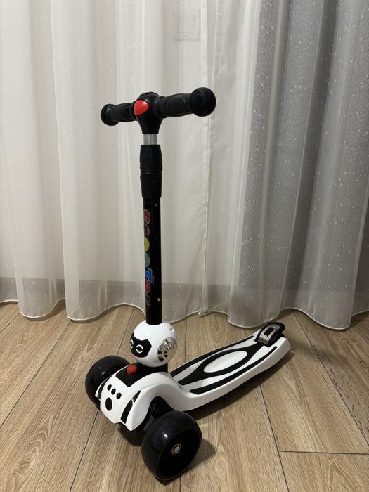Trotineta NOUA cu roti luminoase si muzica