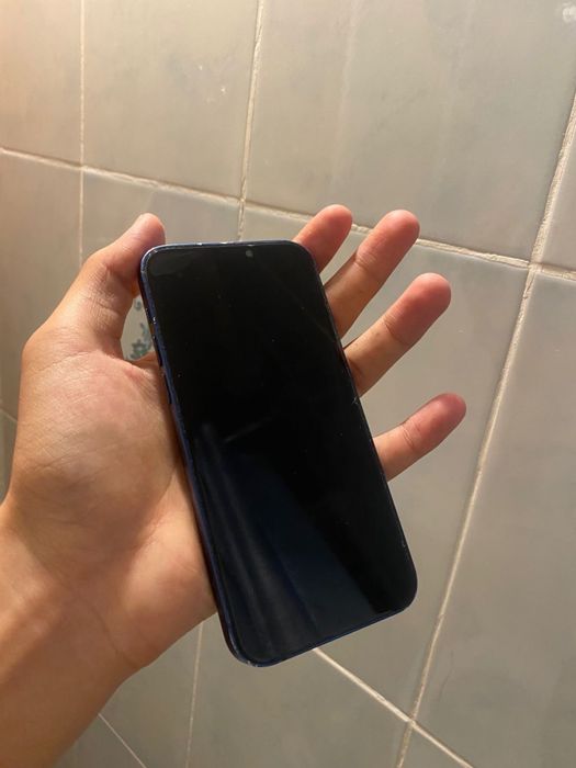 Айфон 12 в синем цвете