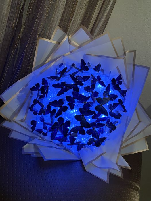 Букеты из роз и бабочек