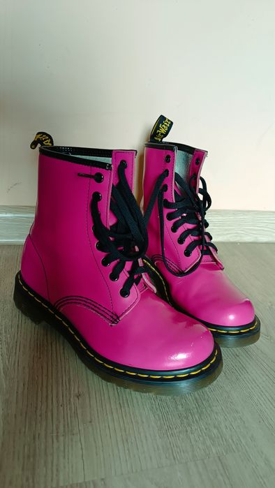 Розови лачени Dr. Martens