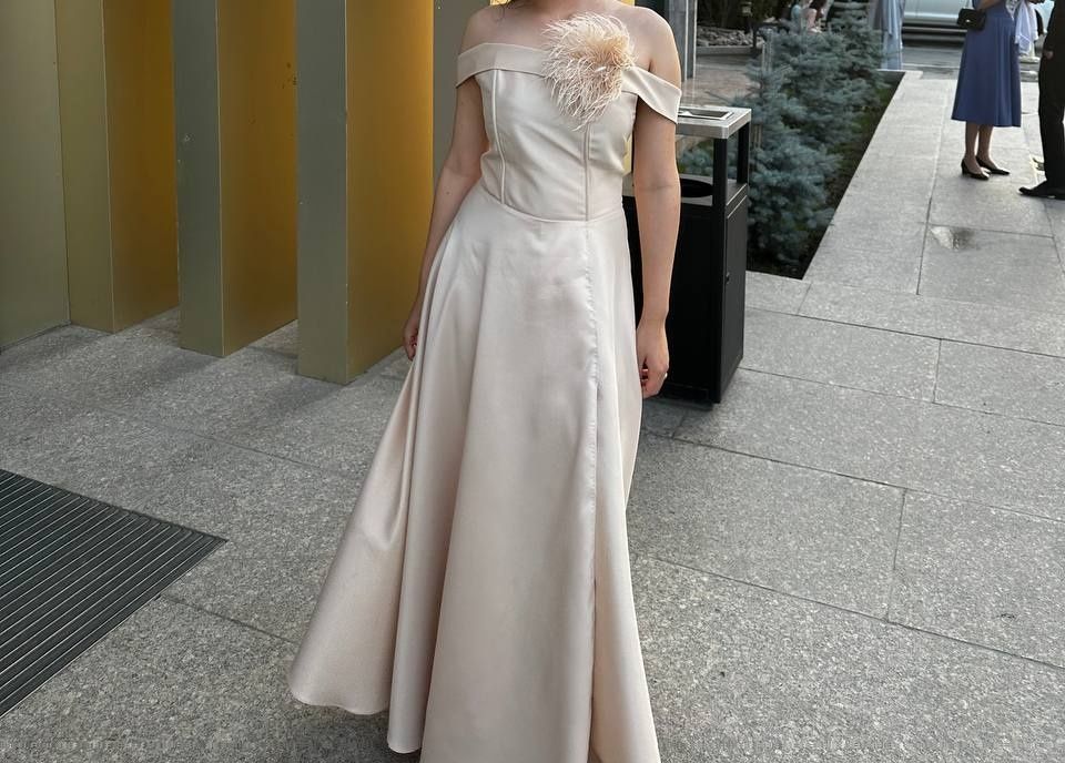 Сливочное, вечернее платье