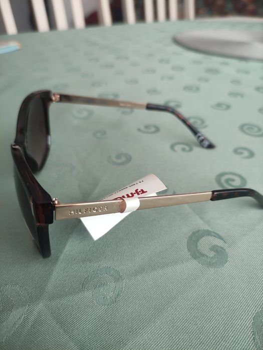 Солнцезащитные очки Tommy Hilfiger